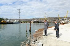 President Ilham Aliyev examines construction progress in 2-4 km section of Baku-Alat highway (PHOTO)